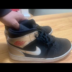 AIR JORDAN 1 MID 'BLACK METALLIC SILVER